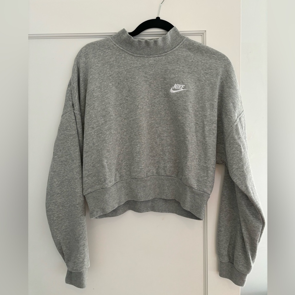 Like new! Women’s Nike cropped sweatshirt size M